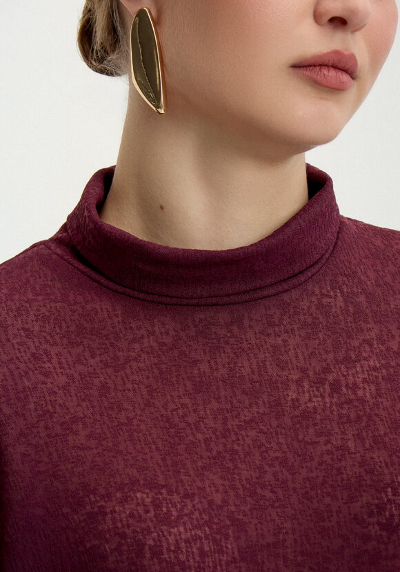 Водолазка из фактурного трикотажа шир.  580, рис. 16