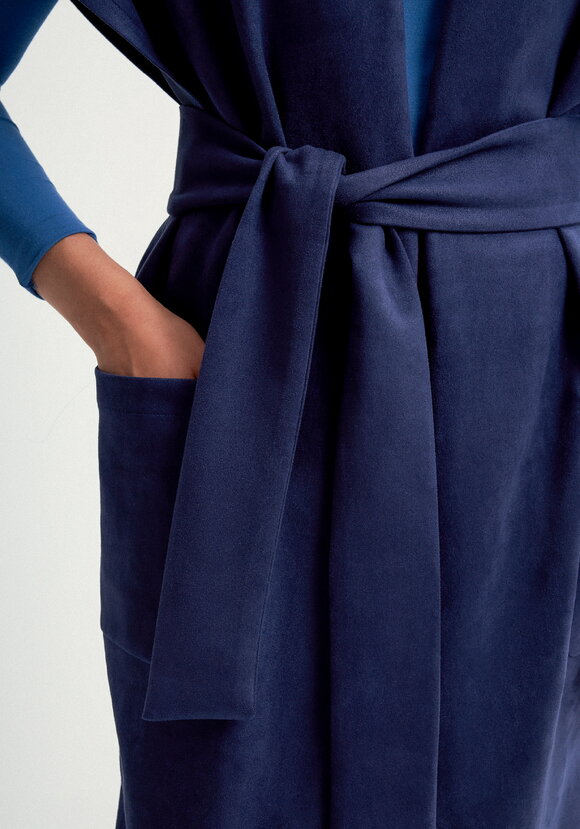 Жилет на запах со спущенным плечом шир.  580, рис. 14