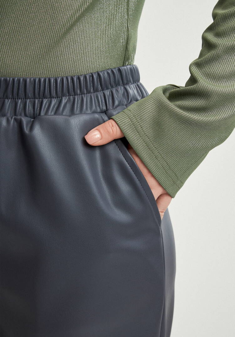 Брюки прямые из экo-кожи шир.  750, рис. 11