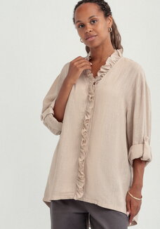 Блуза с рюшей по борту и горловине