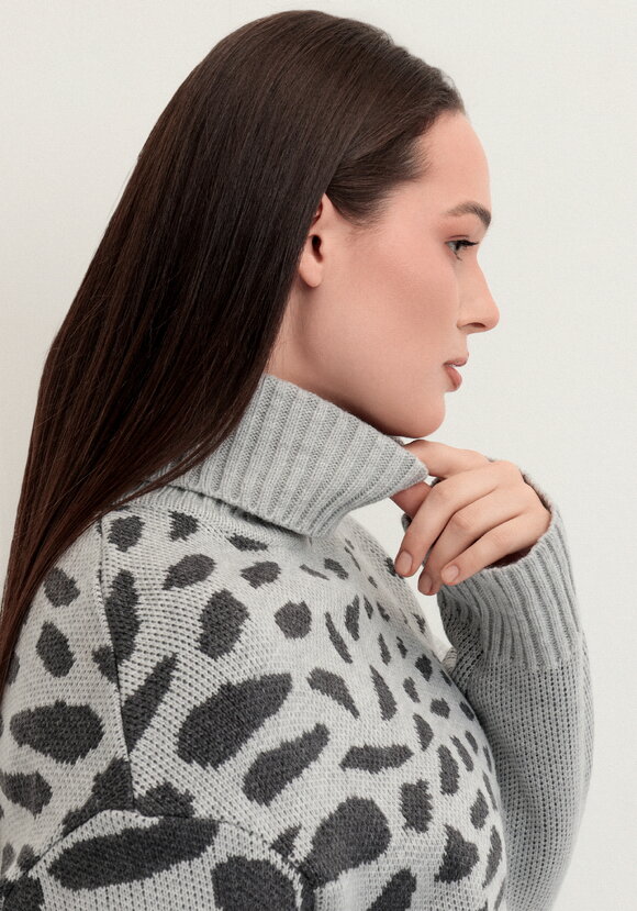 Джемпер с асимметричным расположением рисунка шир.  580, рис. 5