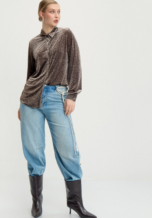 Блуза на пуговицах с фактурной тканью шир.  580, рис. 12