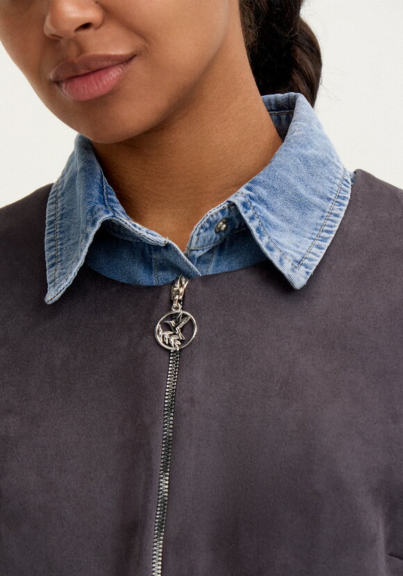 Жилет на молнии из замши шир.  580, рис. 13