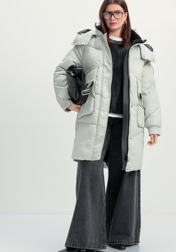 Пуховик с капюшоном и объемными карманами шир.  580, рис. 27