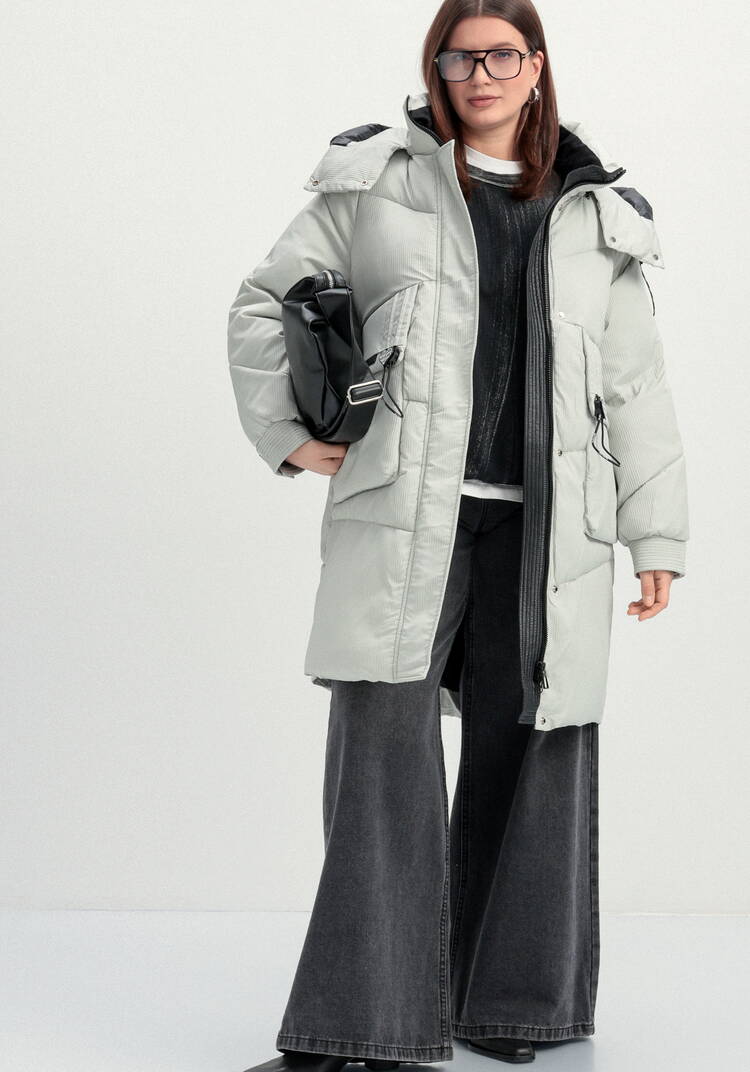 Пуховик с капюшоном и объемными карманами шир.  750, рис. 27