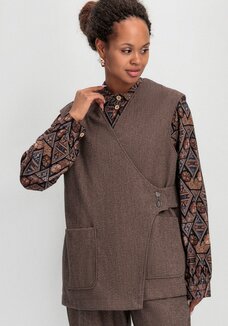 Жилет на запах свободного кроя