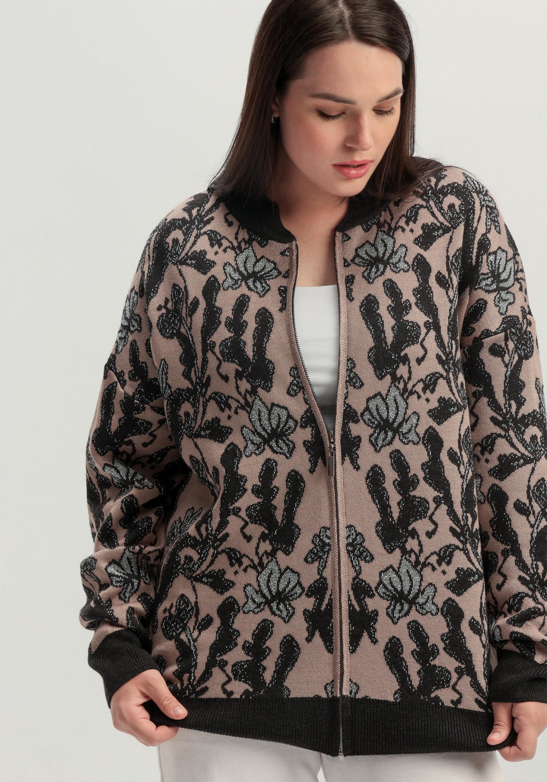 Бомбер с метанитью и цветочным орнаментом 2799₽