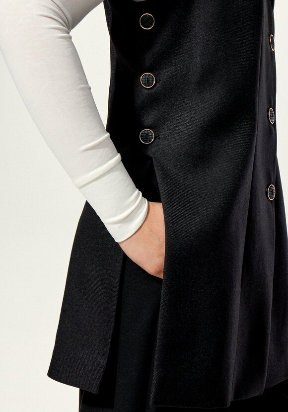 Жилет на пуговицах с разрезами по бокам шир.  580, рис. 13