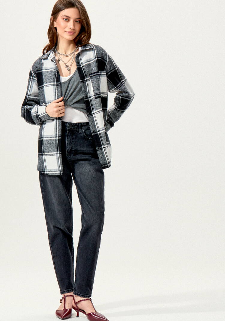 Мом-джинсы с зауженными к низу брючинами шир.  750, рис. 33