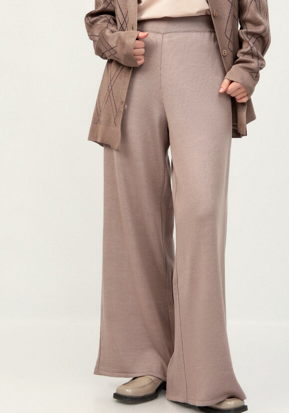 Брюки прямые свободной посадки на резинке шир.  580, рис. 10