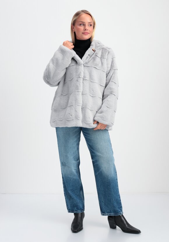 Шуба фактурная с капюшоном и брошью шир.  580, рис. 21