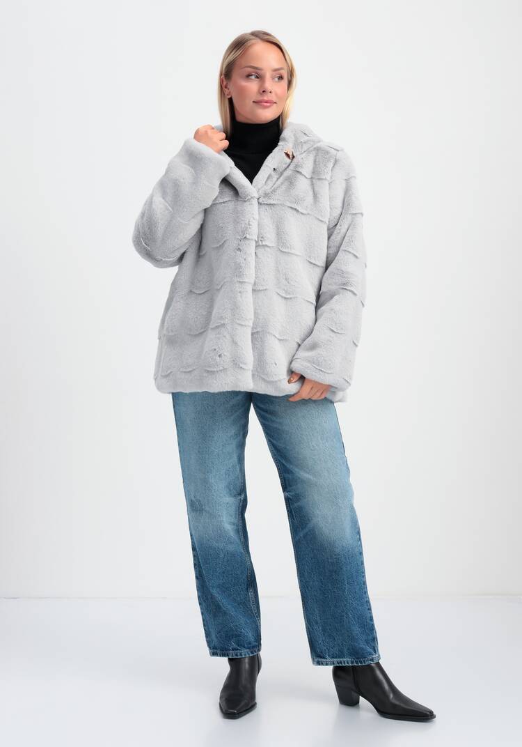 Шуба фактурная с капюшоном и брошью шир.  750, рис. 21