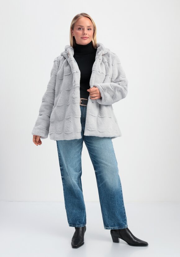 Шуба фактурная с капюшоном и брошью шир.  580, рис. 27