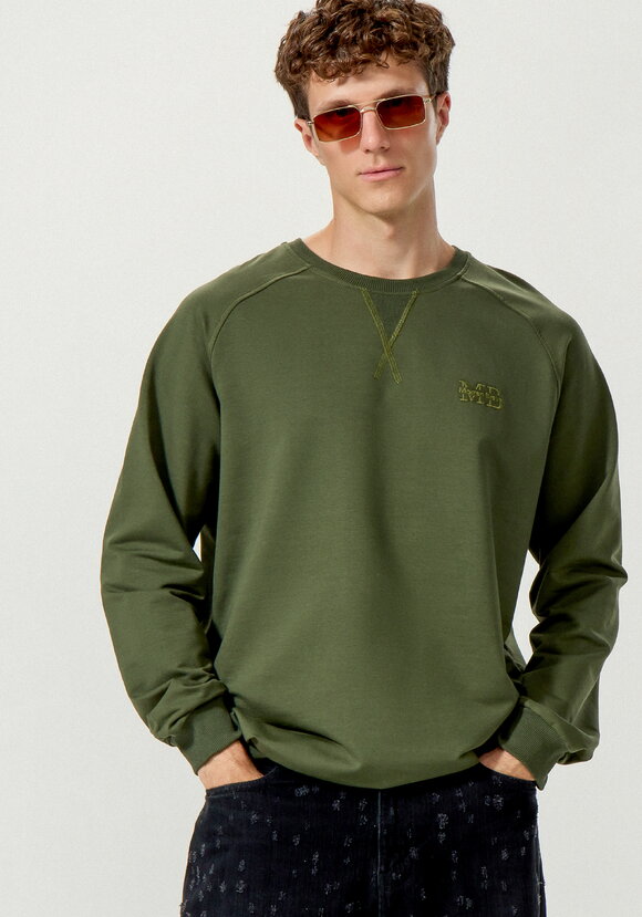 Свитшот с вышивкой на груди шир.  580, рис. 16