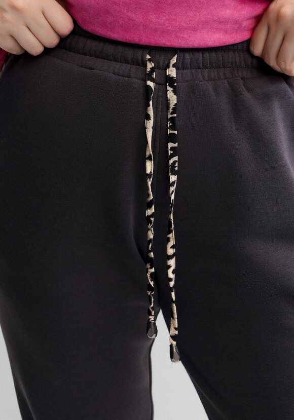 Брюки с леопардовыми лампасами шир.  580, рис. 31