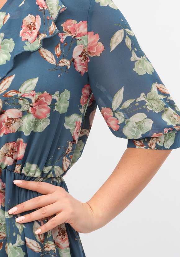 Платье с воланом по горловине шир.  580, рис. 16