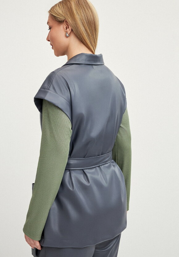 Жилет из эко-кожи на запах шир.  580, рис. 11