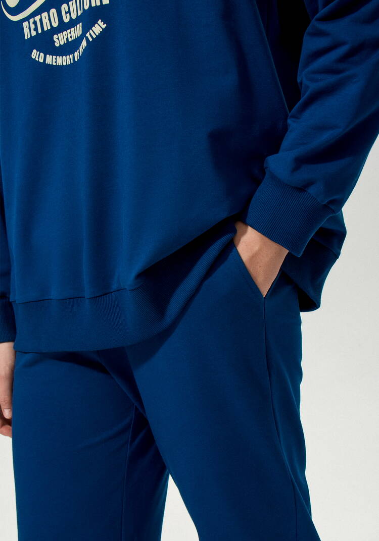 Костюм из брюк и свитшота с принтом на  груди шир.  750, рис. 14