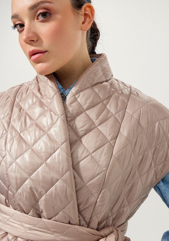 Жилет со спущенным плечом и высоким воротом шир.  580, рис. 26