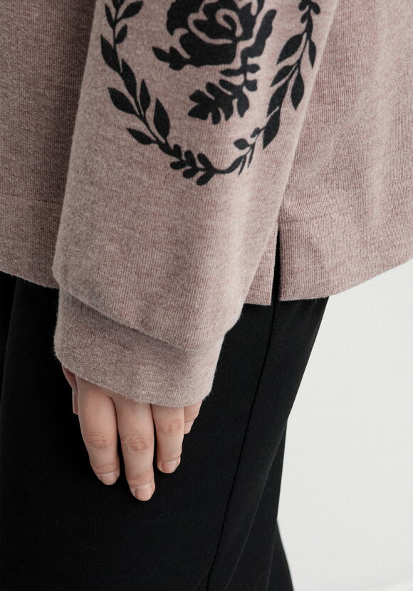 Свитшот с принтом на рукавах шир.  580, рис. 6