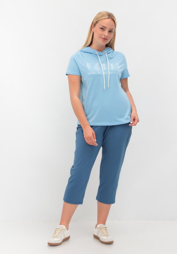 Футболка с капюшоном и лаконичным принтом шир.  580, рис. 27