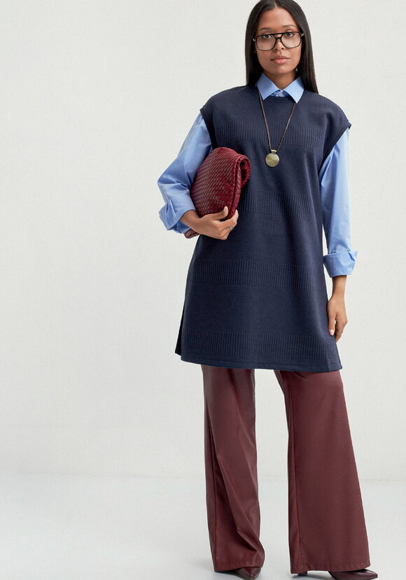 Жилет из трикотажа с фактурным рисунком шир.  580, рис. 23