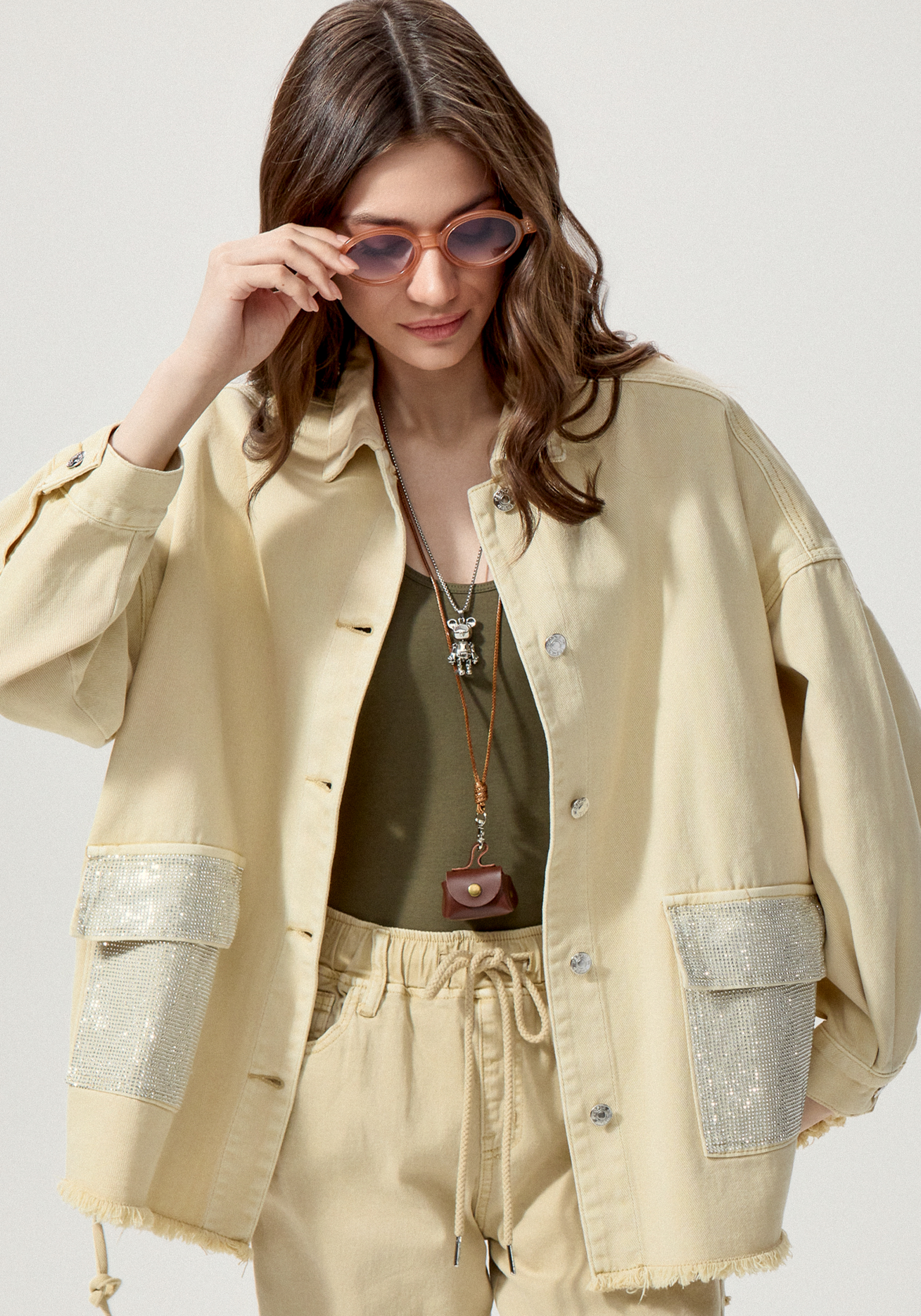 Джинсовая куртка со стразами на карманах