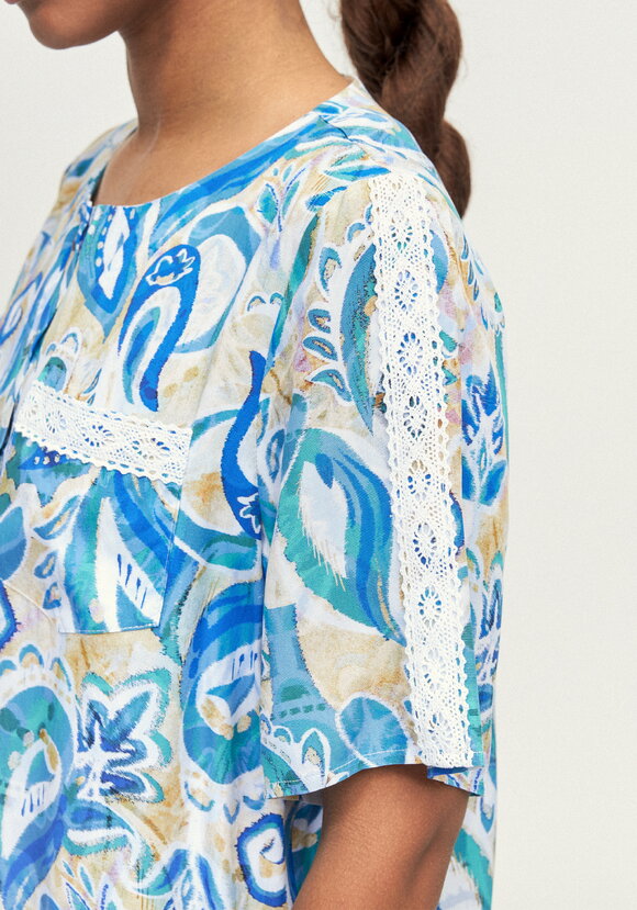 Блуза с лампасом из кружева по рукаву шир.  580, рис. 14