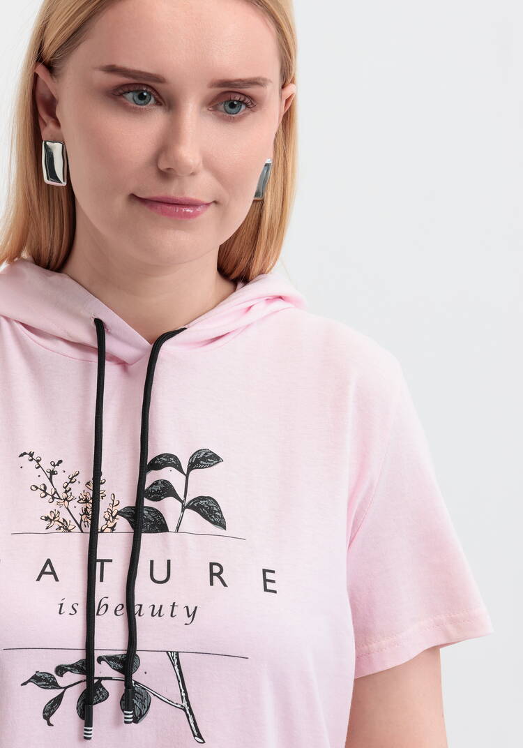 Футболка с капюшоном и принтом шир.  750, рис. 10