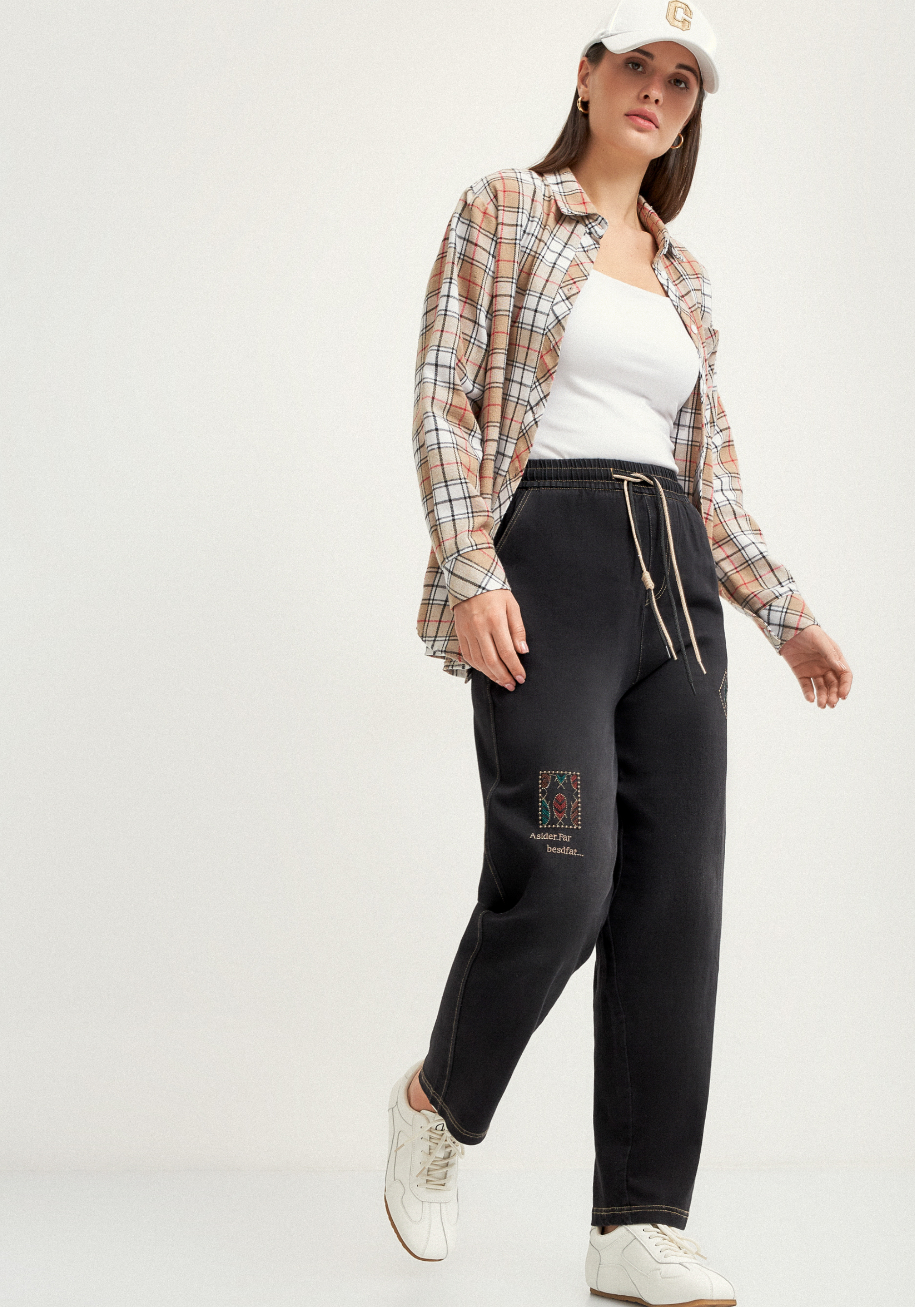 

Брюки бананы с миниатюрной вышивкой, Серый