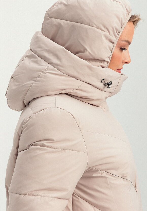 Пуховик стеганый свободного кроя с капюшоном шир.  580, рис. 56