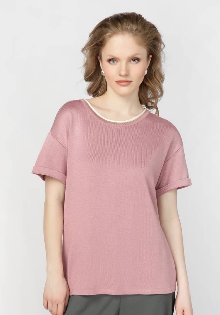 Футболка с отделкой по горловине шир.  750, рис. 29