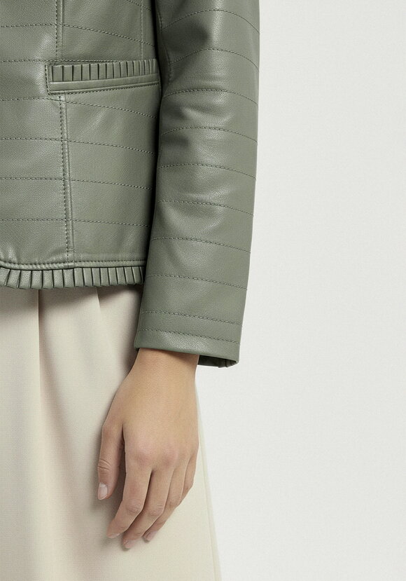 Куртка из экокожи с рюшей шир.  580, рис. 6