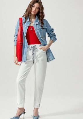 Джинсы с принтом по поясу