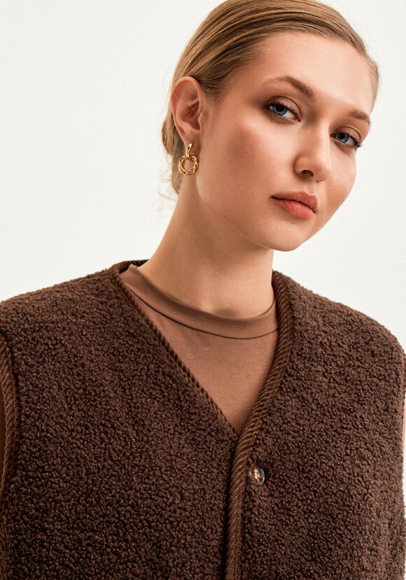 Жилет из экомеха на пуговицах шир.  580, рис. 23