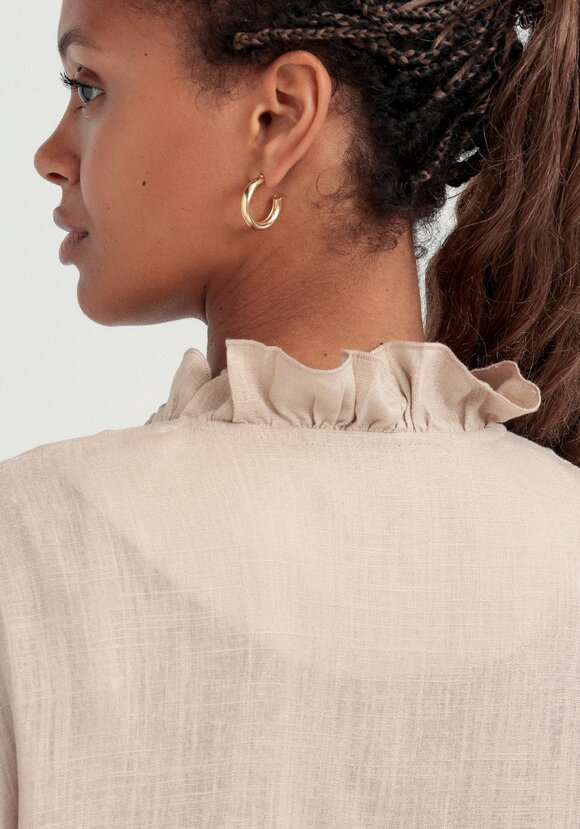 Блуза с рюшей по борту и горловине шир.  580, рис. 13