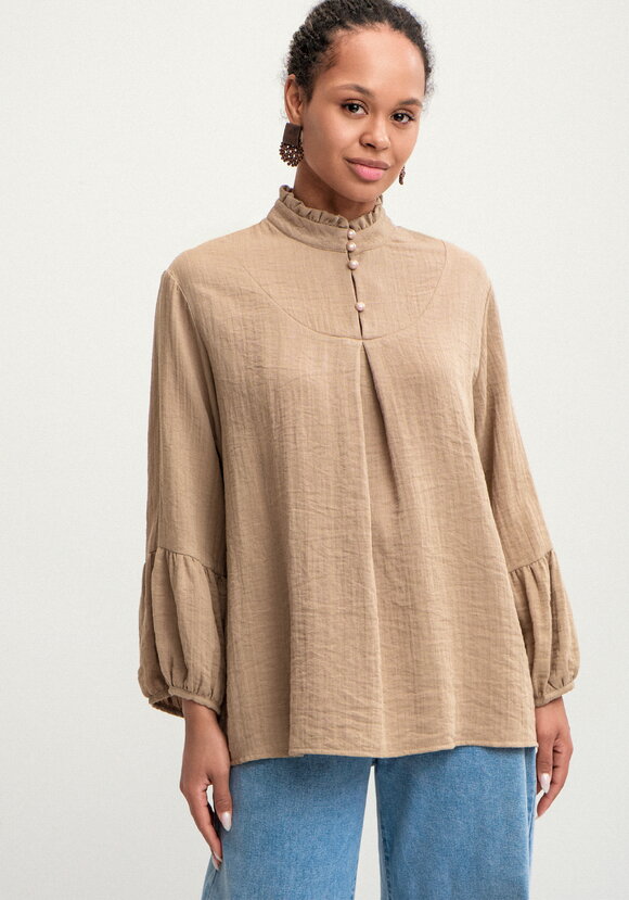 Блуза свободного кроя с рюшей по вороту шир.  580, рис. 12