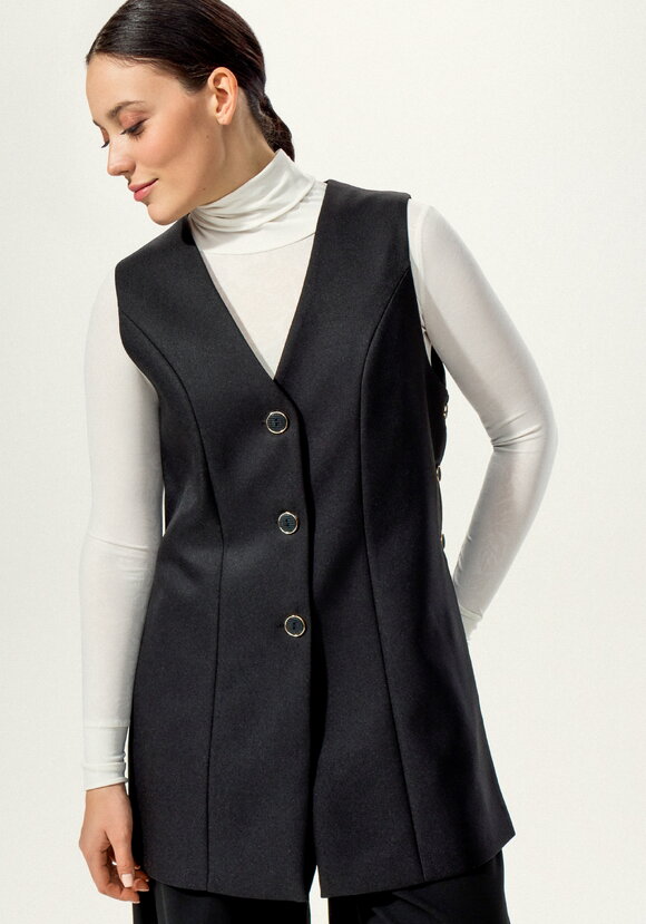 Жилет на пуговицах с разрезами по бокам шир.  580, рис. 11