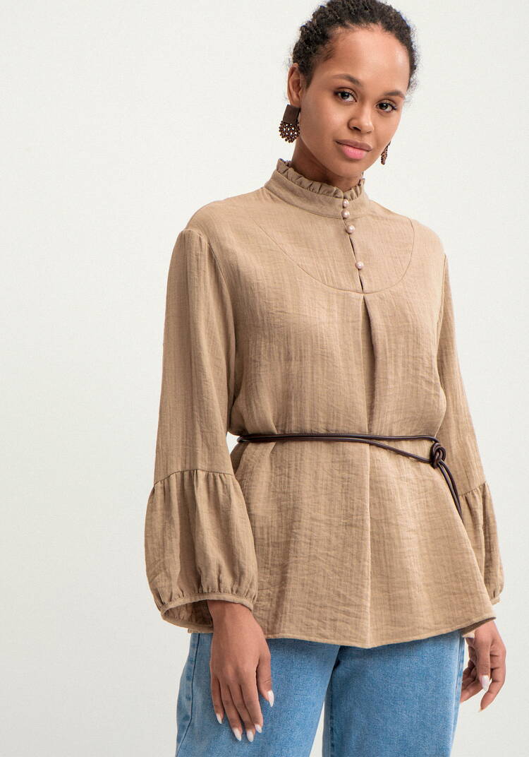 Блуза свободного кроя с рюшей по вороту шир.  750, рис. 9