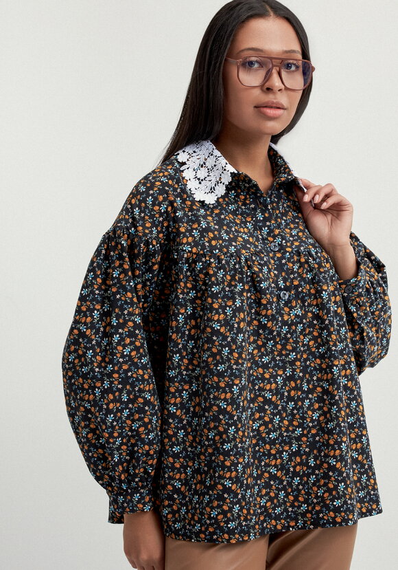 Блуза из микровельвета с ажурным воротником шир.  580, рис. 23