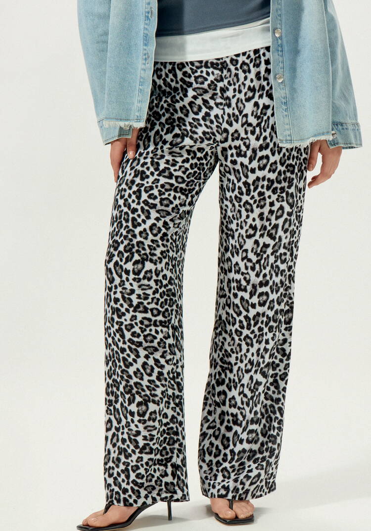 Брюки с анималистичным принтом шир.  750, рис. 10