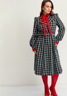 Платье с поясом с обтяжной пряжкой