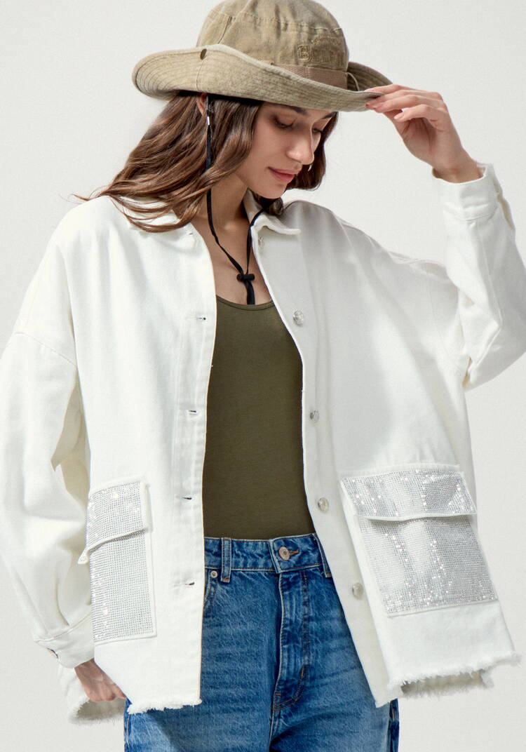 Джинсовая куртка со стразами на карманах шир.  750, рис. 40