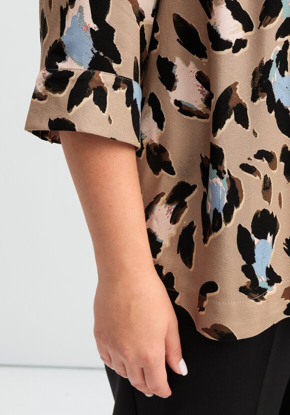 Блуза из вискозы с анималистичным принтом шир.  580, рис. 7