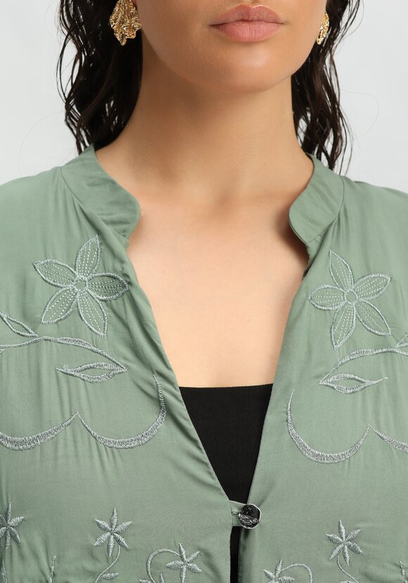 Рубашка удлиненная с вышивкой на кокетке шир.  580, рис. 16