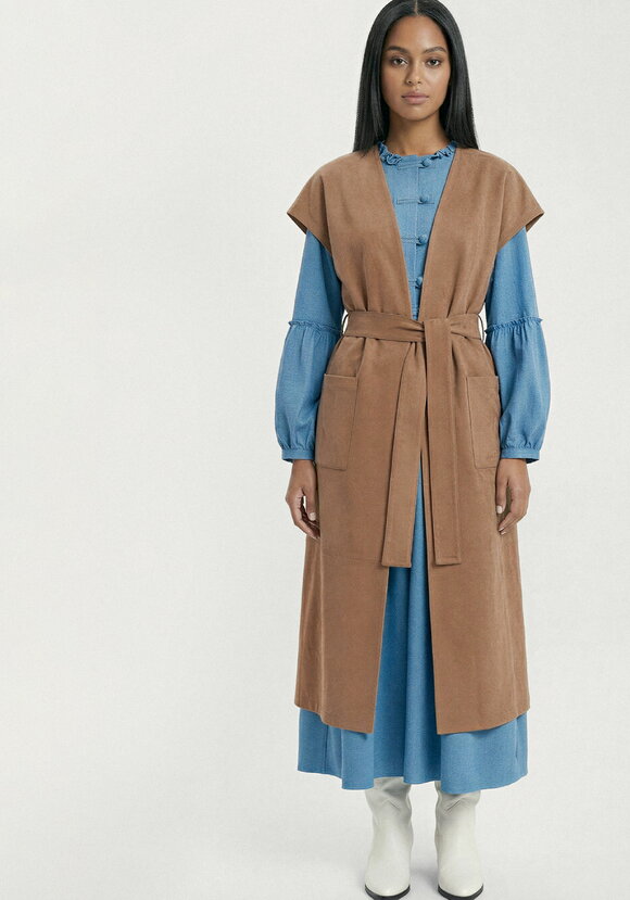 Жилет на запах со спущенным плечом шир.  580, рис. 31