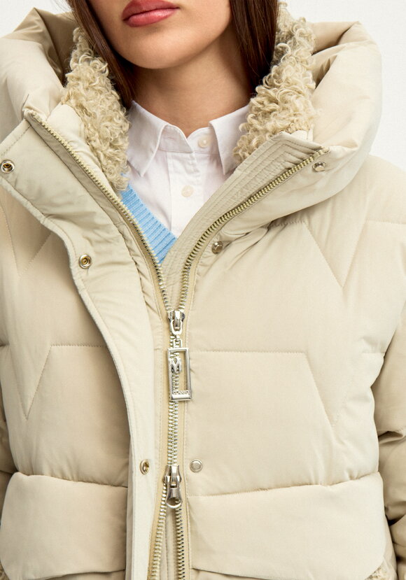 Пальто стеганое с меховой отделкой шир.  580, рис. 14