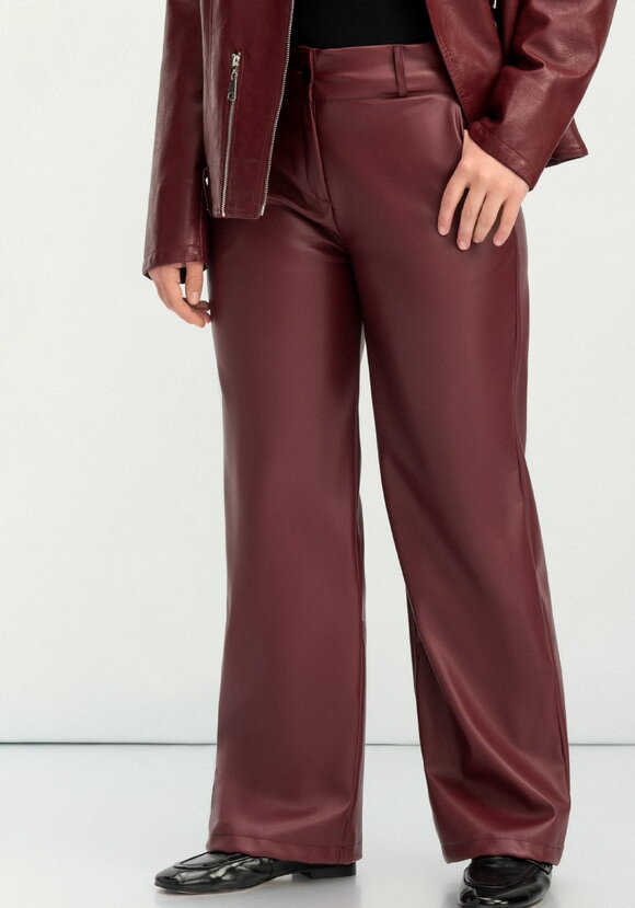 Брюки прямого кроя из экокожи шир.  580, рис. 2