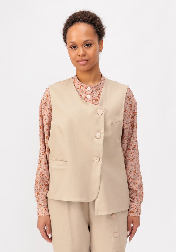 Жилет с асимметричной застёжкой шир.  580, рис. 4