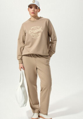 Костюм из брюк и свитшота с принтом на груди